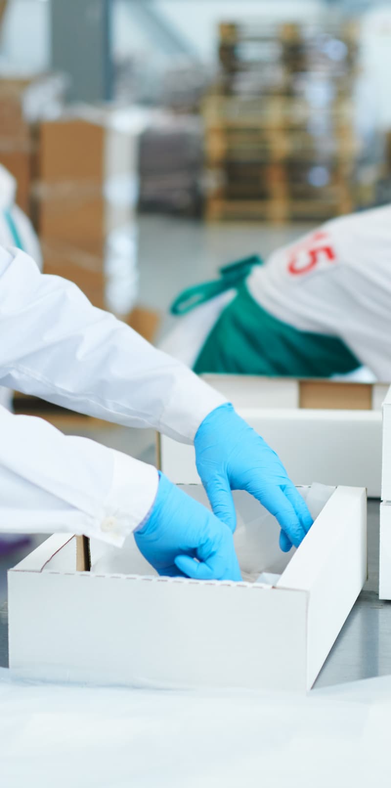 confectionery-factory-employee-preparing-empty-box (1)